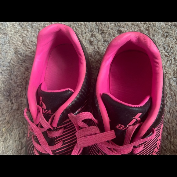 Soccer cleats for girls - Picture 2 of 4